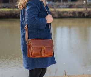 bupell Schultertasche Carlotta aus zertifiziertem pflanzlich gegerbten Leder - Handgemacht in Italien